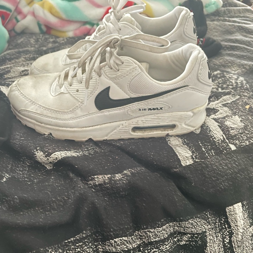 Like new (they just need to be cleaned) Nike air max 90s.